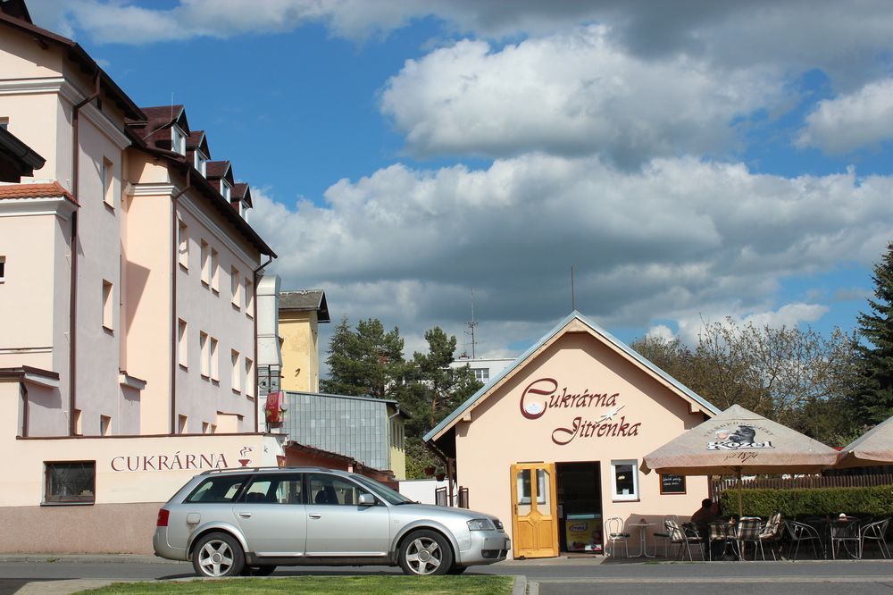 Hotel Jitrenka กอนสตันติโนวี ลาซเย ภายนอก รูปภาพ